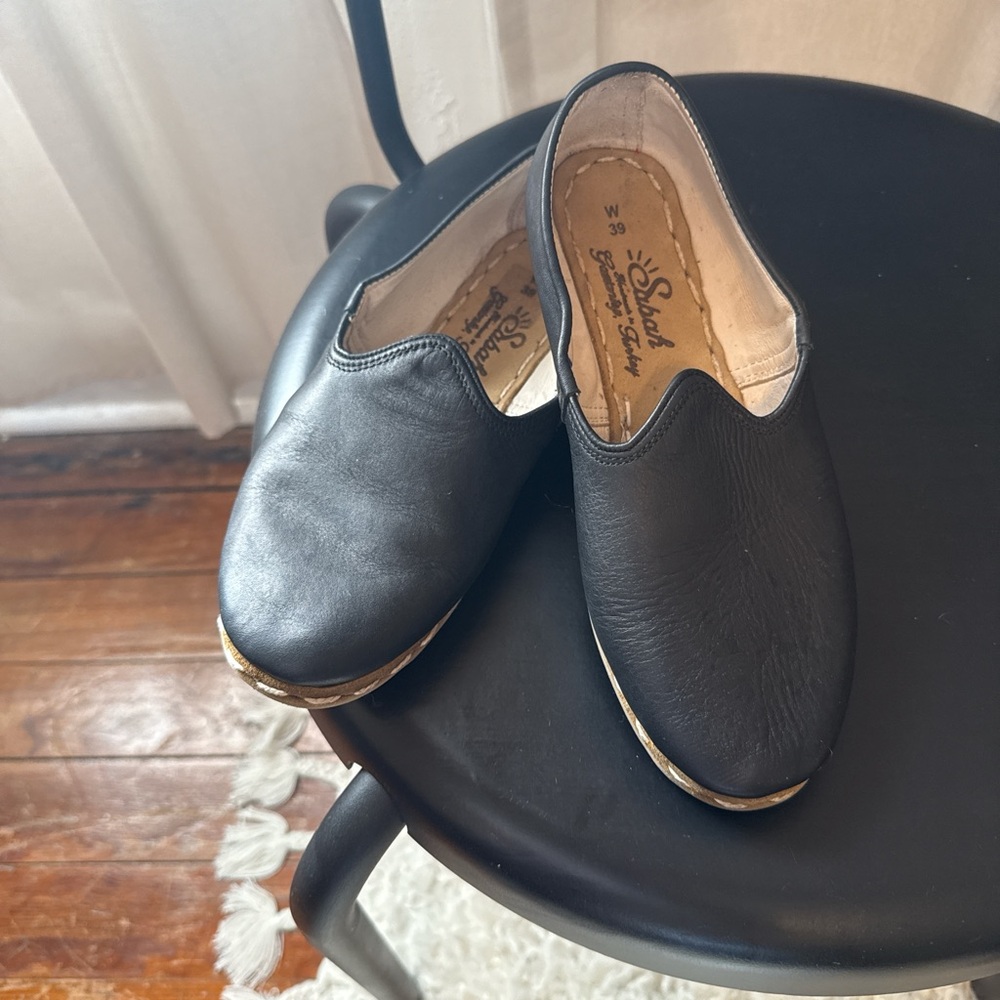 *SOLD* 
Sabah Handmade women 39/ US 7.5-8